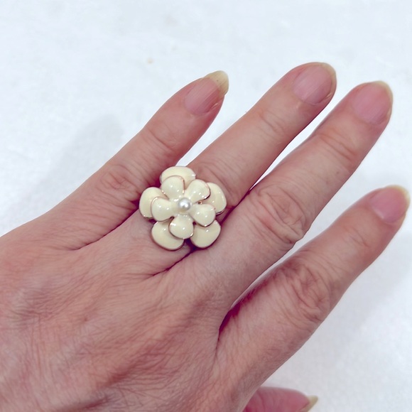 ENAMEL ROSE GOLD WHITE FLOWER RING - Picture 2 of 5